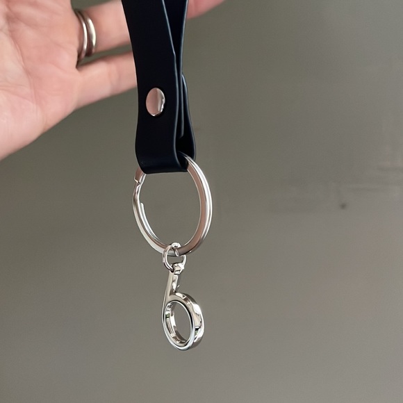 Bloomingdales key chain new in box - Picture 9 of 12